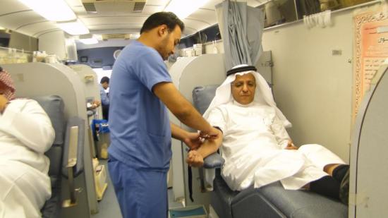 Mr. Musaed Al-Mineefi, General Manager of the Bank participating in the blood donation campaign