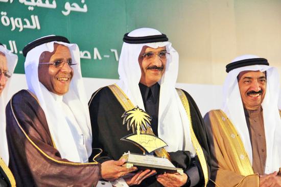 SAIB’s CEO receiving the award from the Governor of Riyadh Province